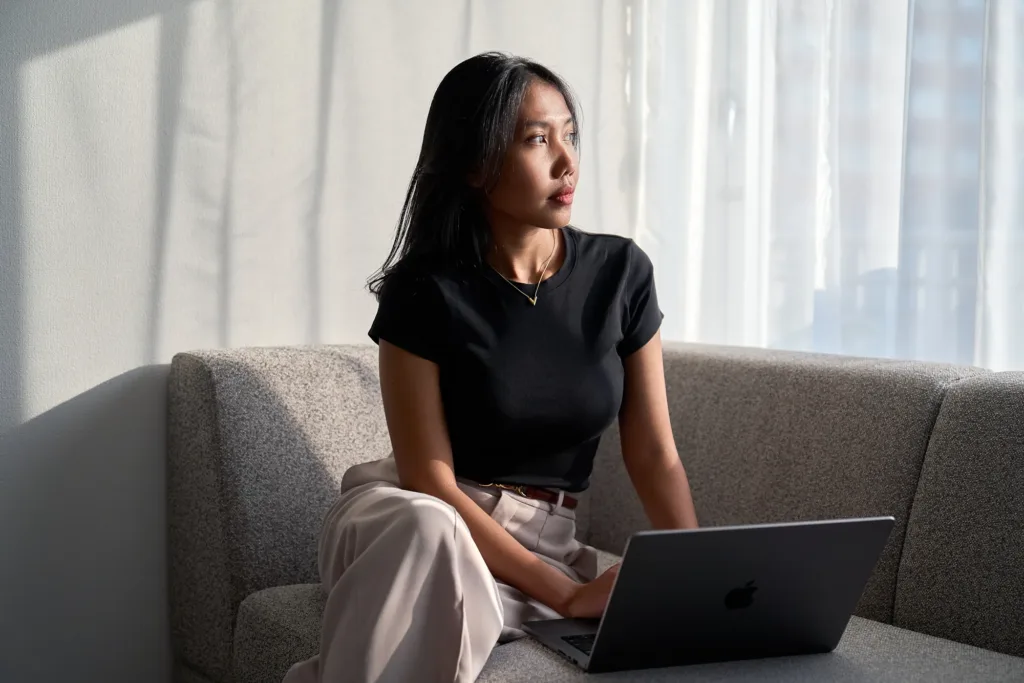A professional woman working on a laptop, photographed by JG at the Shibuya studio in Tokyo.